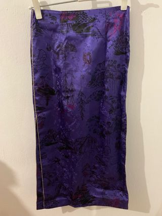 Falda morada estampada Zara de segunda mano por 20 EUR en Tomares en  WALLAPOP