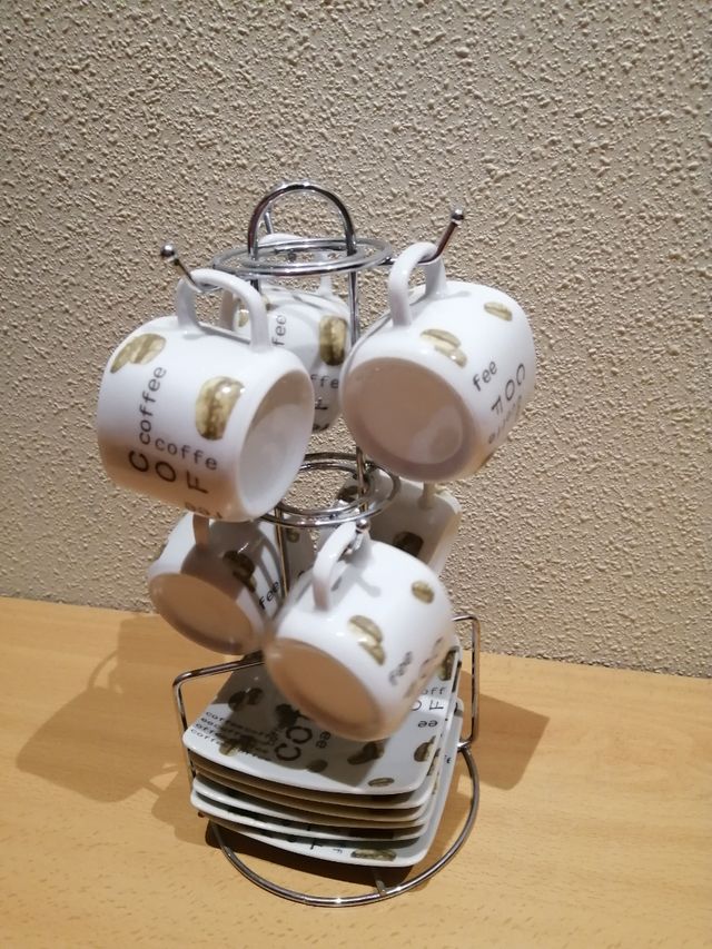 Juego de tazas y platos