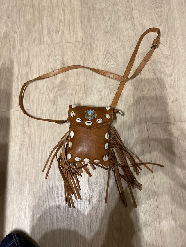 Bandolera bolso de cuero con conchas