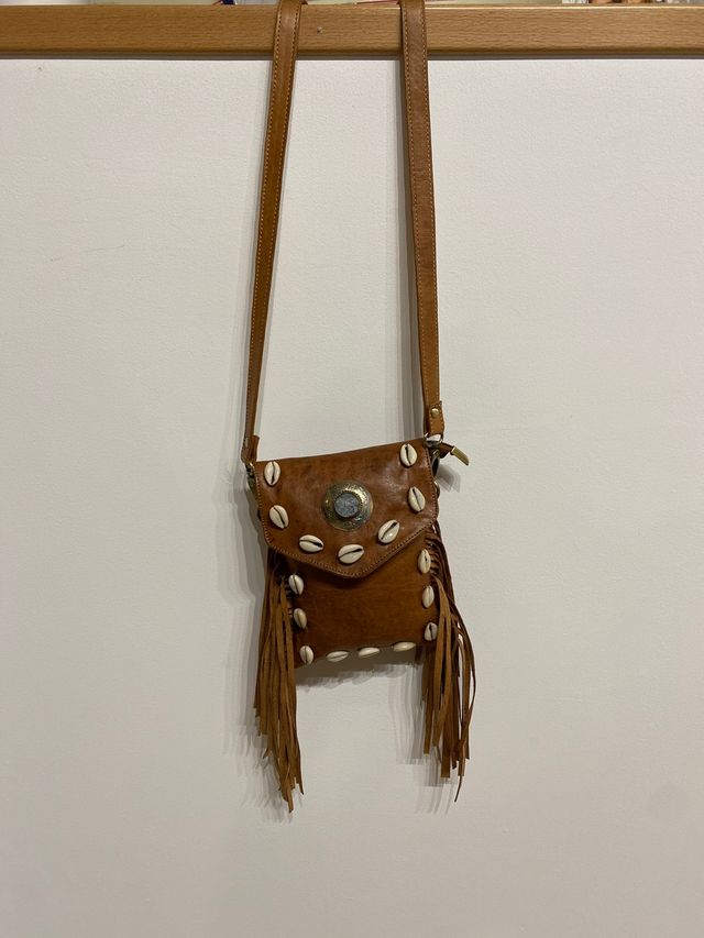 Bandolera bolso de cuero con conchas