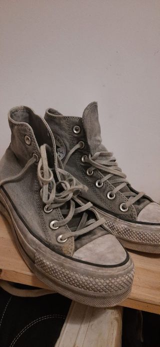 converse grises desgastadas