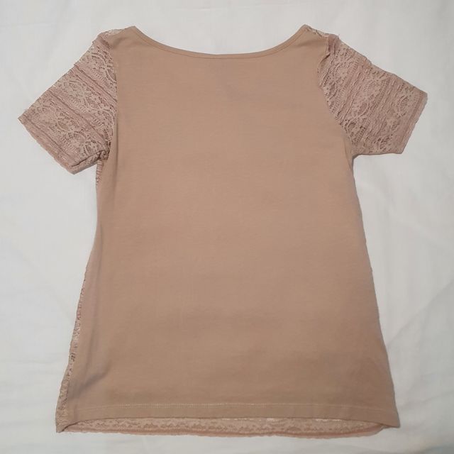 camiseta Stradivarius encaje color nude