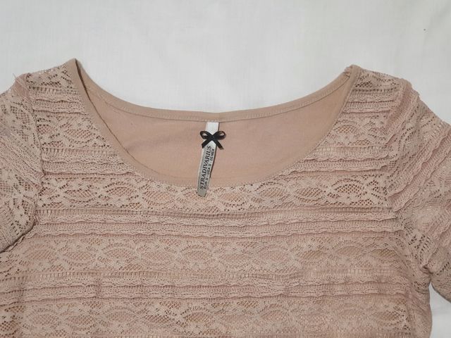 camiseta Stradivarius encaje color nude