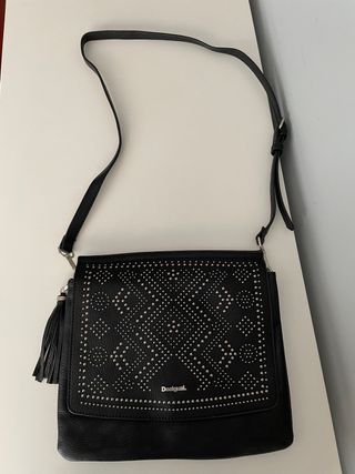 Bolso desigual tachuelas de segunda mano por 35 EUR en Portugalete en  WALLAPOP