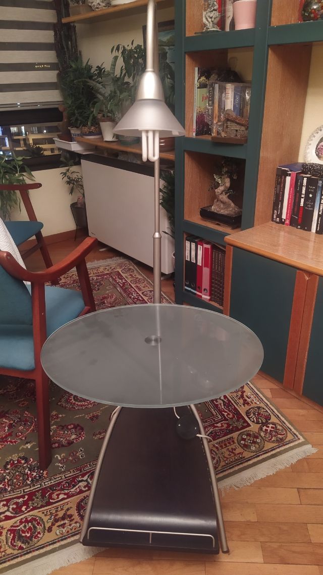 mesa lámpara con revistero