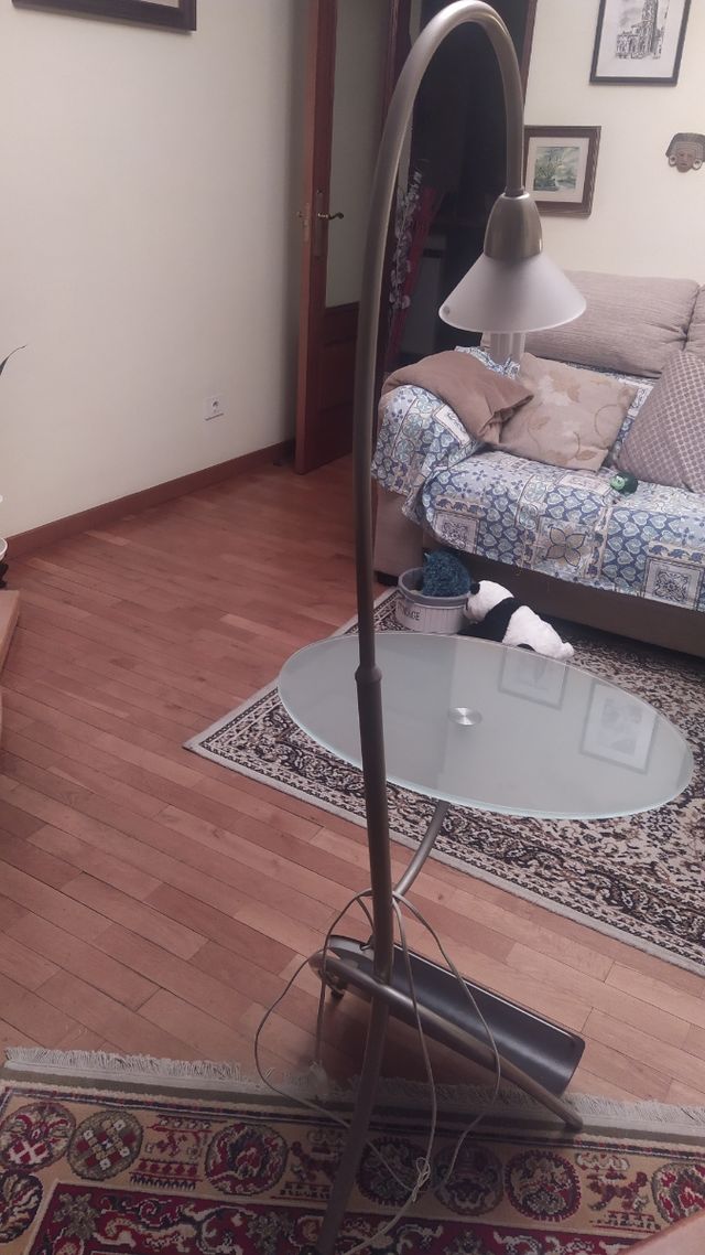 mesa lámpara con revistero