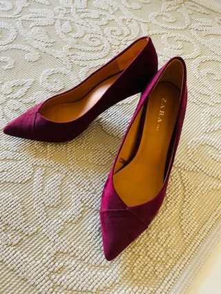 Zapatos tacón burdeos Zara de segunda mano por 15 EUR en Galapagar en  WALLAPOP