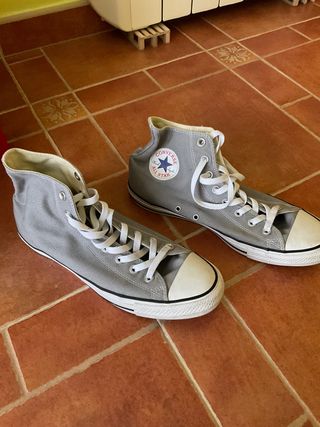 converse grises desgastadas
