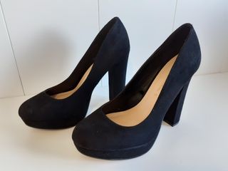 Zapatos de tacón Lefties. de segunda mano por 15 EUR en Aranjuez en WALLAPOP