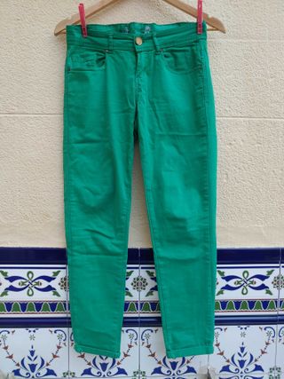 Pantalón verde MUJER Pull \u0026amp; Bear de segunda mano por 10 EUR en Madrid  en WALLAPOP