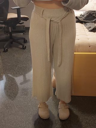Pantalón punto canalé Stradivarius de segunda mano por 9 EUR en Alcoy en  WALLAPOP