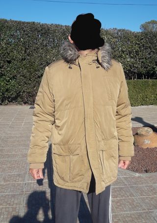 Abrigo hombre Kiabi de segunda mano por 9 EUR en Urbanizacion Las Colinas  en WALLAPOP