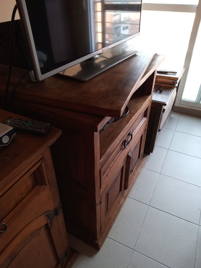 MUEBLE RÚSTICO .