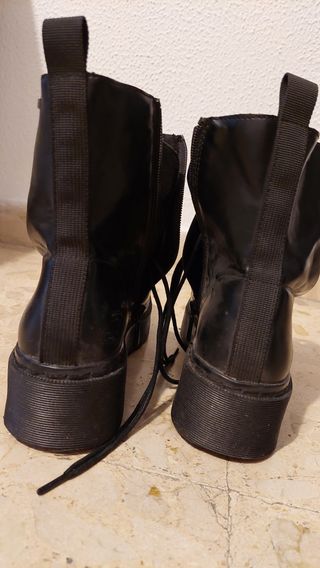 Botas Mustang negras señora de segunda mano por 15 EUR en Cádiz en WALLAPOP