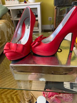 Zapatos Rojos tacón alto de segunda mano por 6 EUR en Los Negrales en  WALLAPOP
