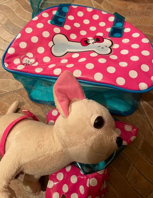 Peluche perro con bolso e impermeable