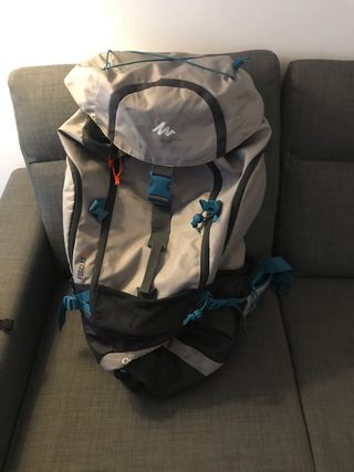 Mochila quechua 50 litros de segunda mano por 45 EUR en Barcelona en  WALLAPOP