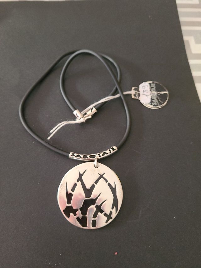 Colgante plata y caucho