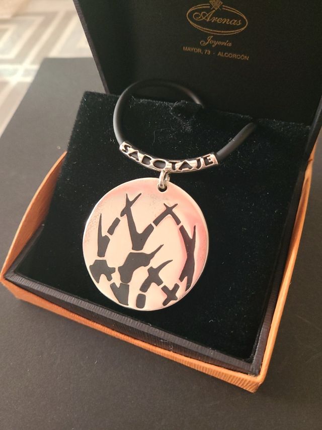 Colgante plata y caucho