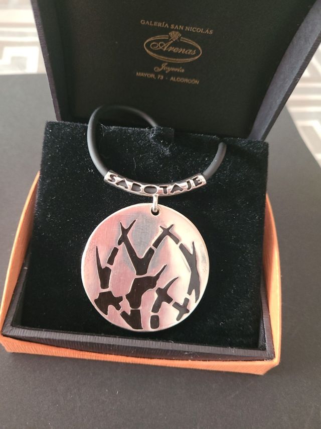 Colgante plata y caucho