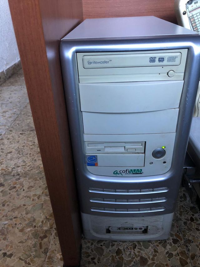 Ordenador de mesa + teclado + ratón