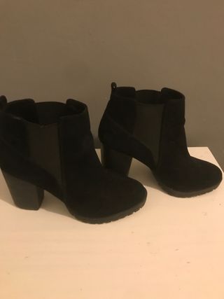 Botín negro tacón Bershka talla 39 de segunda mano por 4 EUR en Sabadell en  WALLAPOP