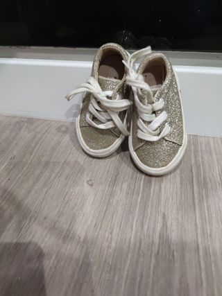 Deportivas Bebé talla 18 de segunda mano por 4 EUR en Córdoba en WALLAPOP
