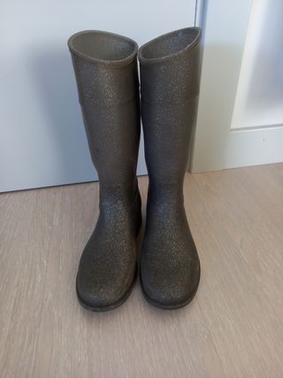 Botas de agua niña de Zara número 29 de pie de segunda mano por 10 EUR en  El Boalo en WALLAPOP