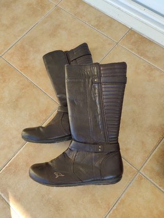Botas altas de piel sin tacón marrones talla 40 de segunda mano por 35 EUR  en Fuenlabrada en WALLAPOP