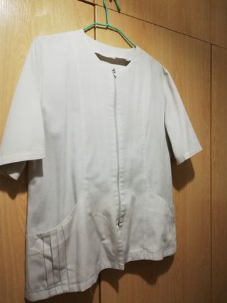 Ropa trabajo peluquería y estética talla 42 de segunda mano por 3 EUR en  Collado Villalba en WALLAPOP