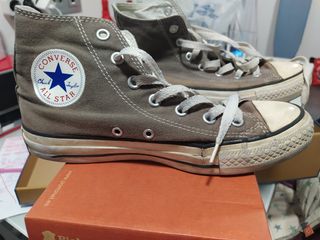 converse grises desgastadas