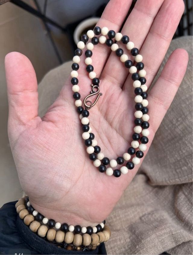 Conjunto pulsera y collar blanco y negro