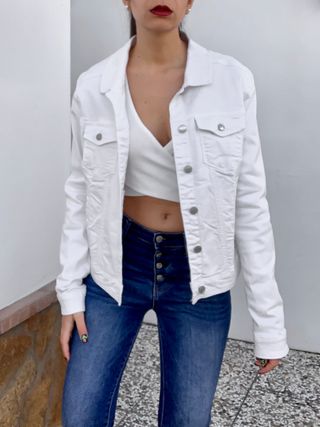 Chaqueta vaquera blanca de SFERA de segunda mano por 20 EUR en Ciudad Real  en WALLAPOP