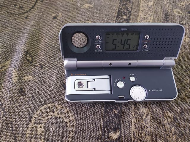 Radio despertador de viaje