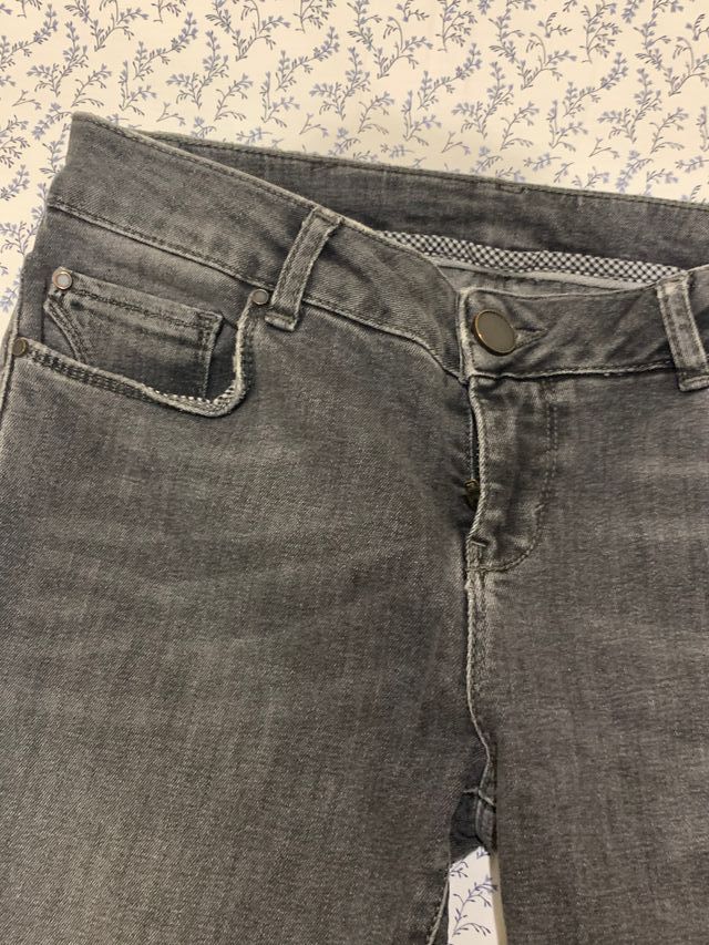 Vaquero gris de cintura baja de Uterqüe