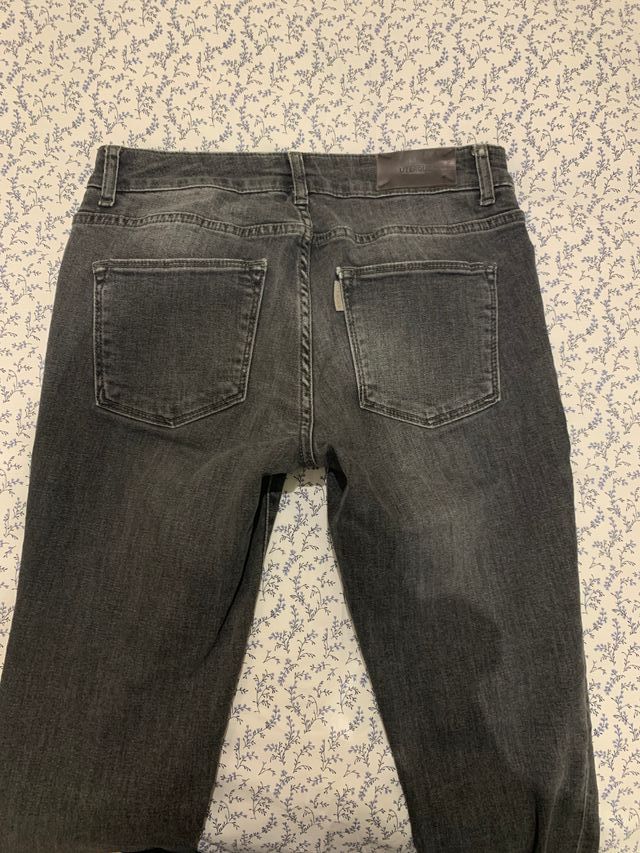 Vaquero gris de cintura baja de Uterqüe