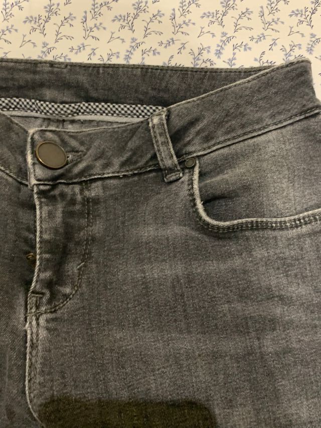 Vaquero gris de cintura baja de Uterqüe