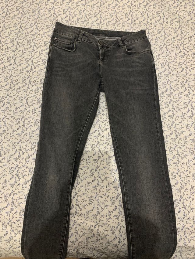 Vaquero gris de cintura baja de Uterqüe