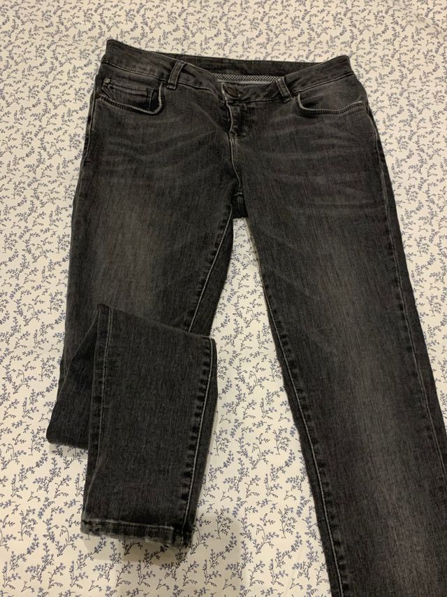 Vaquero gris de cintura baja de Uterqüe