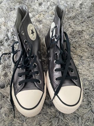 converse grises desgastadas