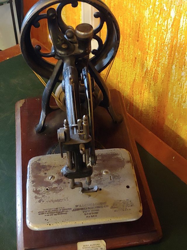 Antigua máquina coser Victoriana de manivela