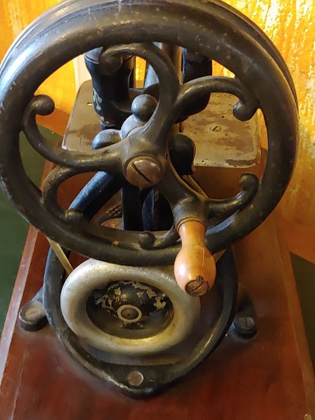 Antigua máquina coser Victoriana de manivela