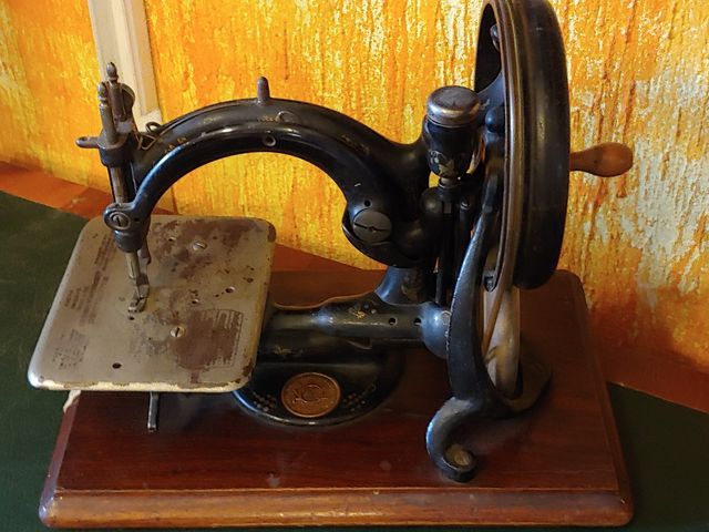 Antigua máquina coser Victoriana de manivela
