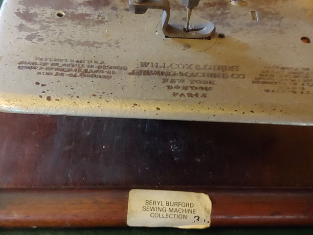 Antigua máquina coser Victoriana de manivela