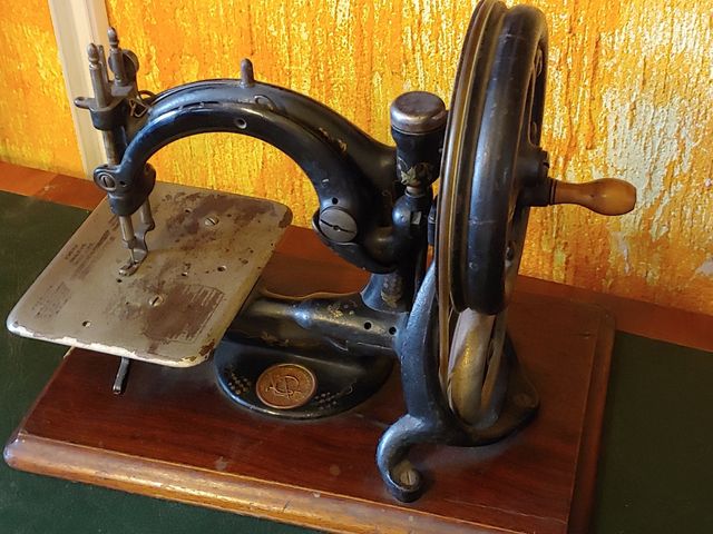 Antigua máquina coser Victoriana de manivela