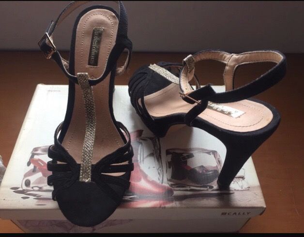 Zapato de fiesta negro y dorado