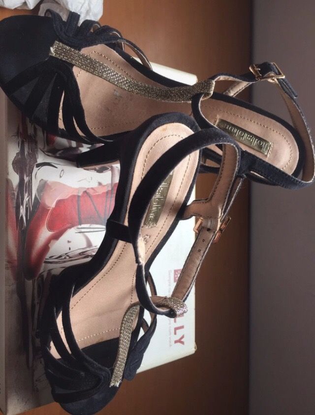 Zapato de fiesta negro y dorado