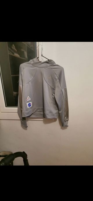 Sudadera con capucha de Adidas NASA de segunda mano por 28 EUR en Barcelona  en WALLAPOP