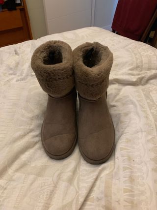 Botas tipo UGG mujer de segunda mano por 4 EUR en Madrid en WALLAPOP