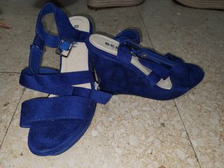 Sandalias cuña azul eléctrico de segunda mano por 9 EUR en Madrid en  WALLAPOP